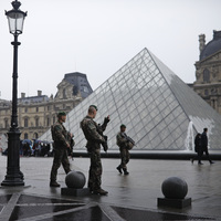 Macron'un konuşma yapacağı Louvre'da şüpheli çanta!