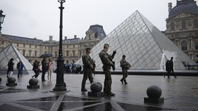 Macron'un konuşma yapacağı Louvre'da şüpheli çanta!