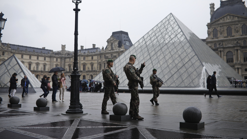 Macron'un konuşma yapacağı Louvre'da şüpheli çanta!
