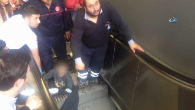 Metroda feci olay! Çocuğun bacağı yürüyen merdivene sıkıştı
