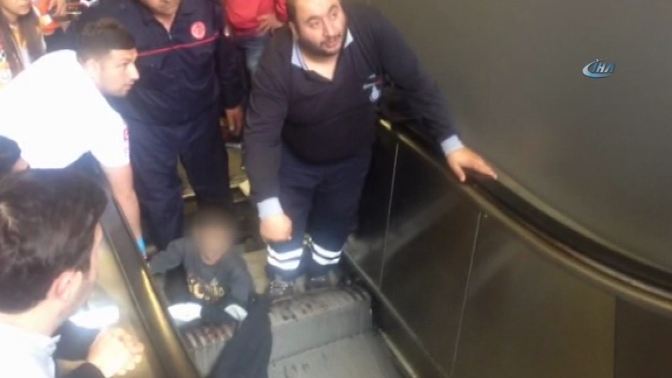Metroda feci olay! Çocuğun bacağı yürüyen merdivene sıkıştı