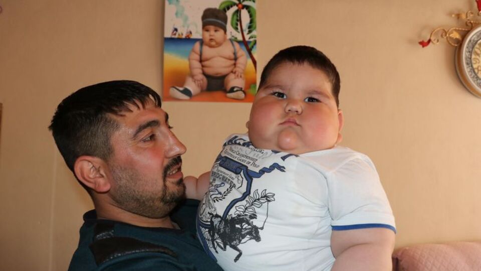 1.5 yaşındaki bebeğin doyma hissi yok! Bakın kaç kilo...