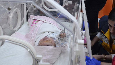 Yeni doğan bebeği poşetle sokağa bıraktılar