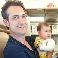 Ünlü sanatçının bebek sevgisi