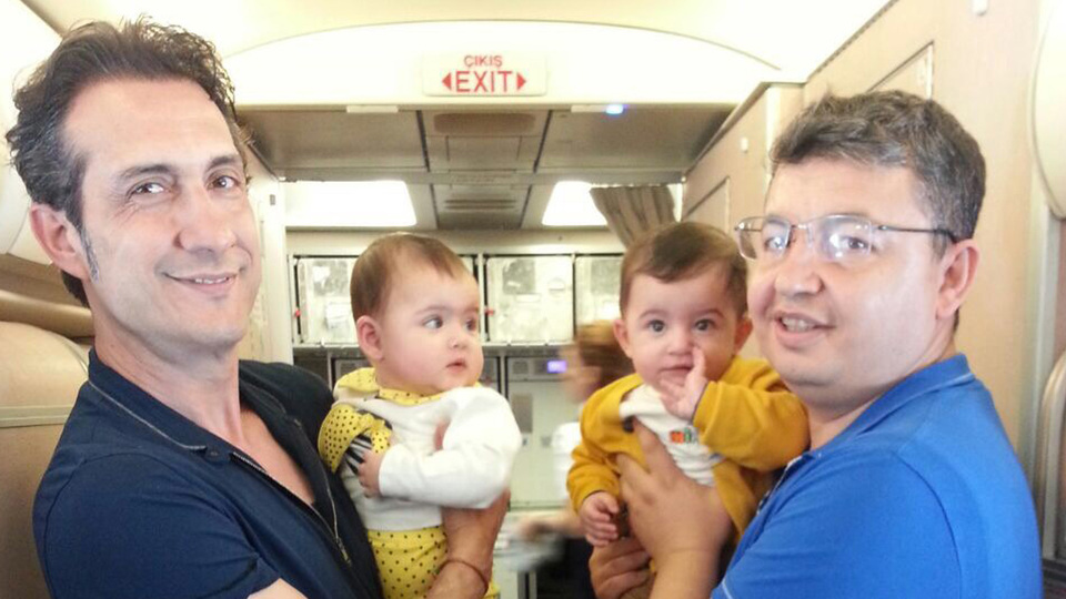 Ünlü sanatçının bebek sevgisi