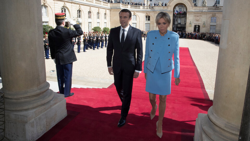 Fransa'nın First Lady'sine ödünç kıyafet!