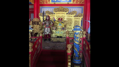 Antalya Valisi Karaloğlu'ndan 'kostümlü fotoğraf' açıklaması