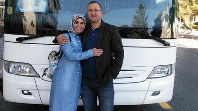 Eşini trafik levhasına takılı buldu! "Saatlerce başında bekledim"