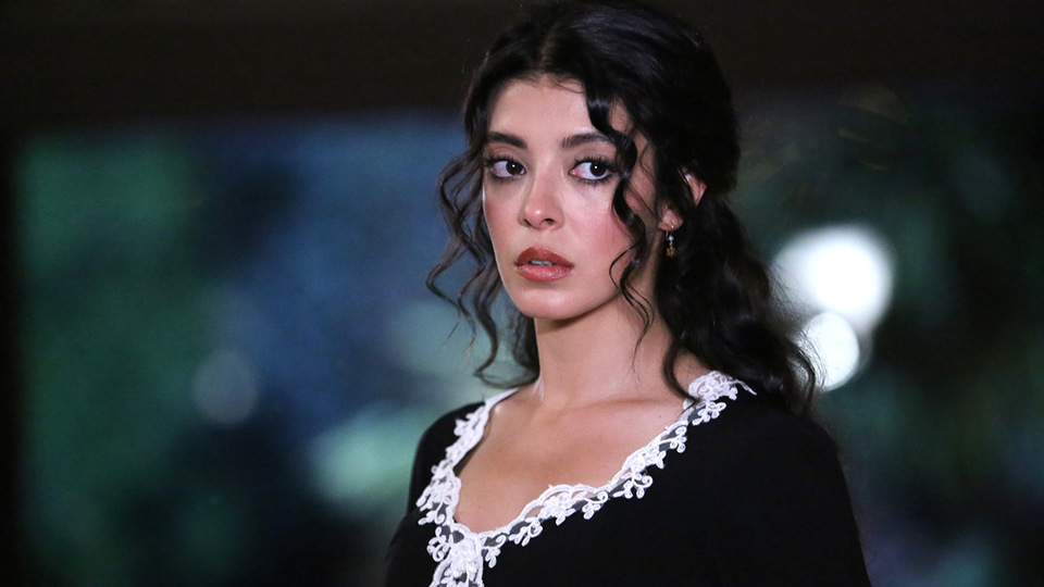 Zühre kendini ateşe atıyor