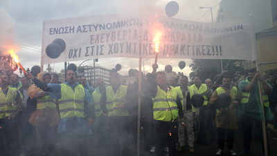 Yunanistan'da polislerin protestosunda gerginlik!