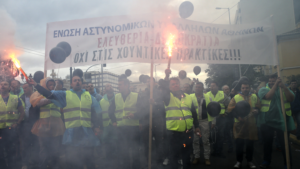 Yunanistan'da polislerin protestosunda gerginlik!
