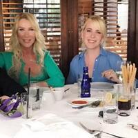 Eski eşinin yeni eşiyle kutlama