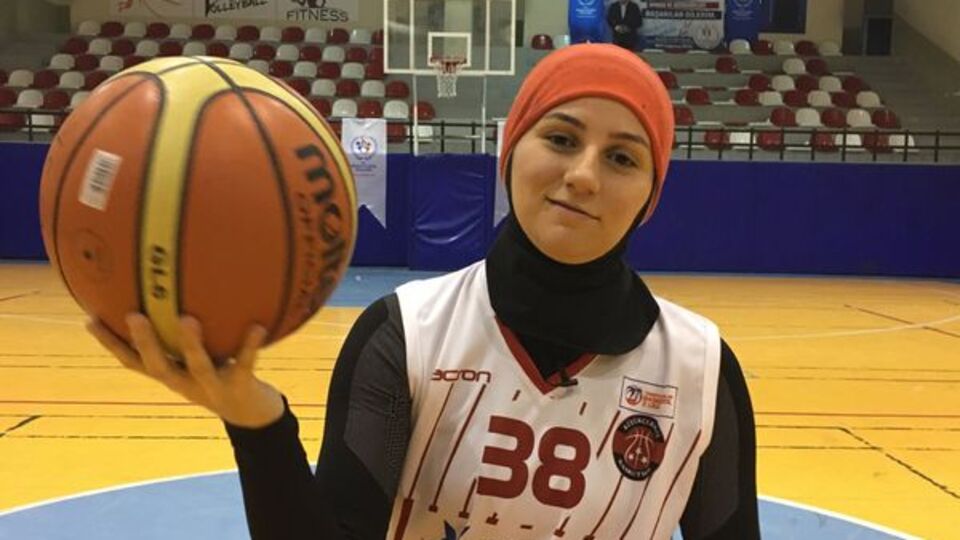 Lisanslı ilk başörtülü basketbolcu hayalini açıkladı