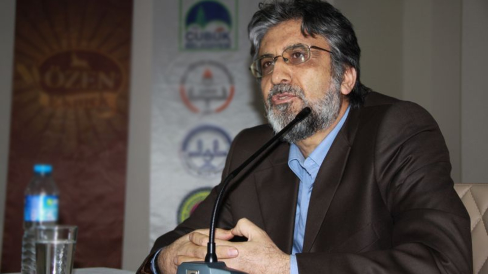 Yeni Şafak yazarı Akif Emre hayatını kaybetti