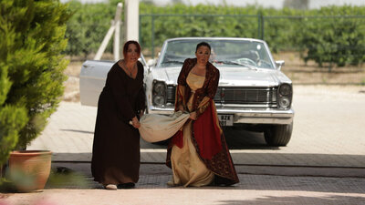 Konağın kadınları altınları buluyor