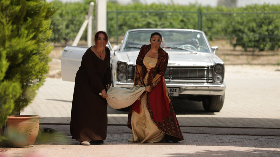 Konağın kadınları altınları buluyor