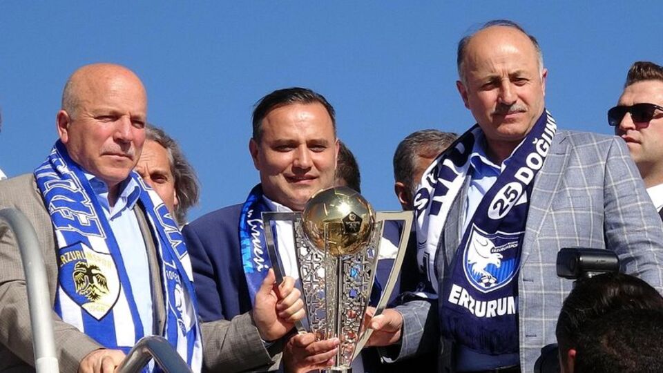 1. Lig'e çıktı, başkanlığı bıraktı