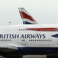 Tüm uçuşları durdurdu