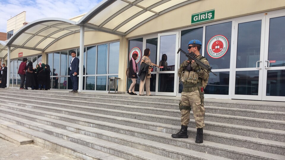 "Büyük bir tiyatro oynanıyor içeride"