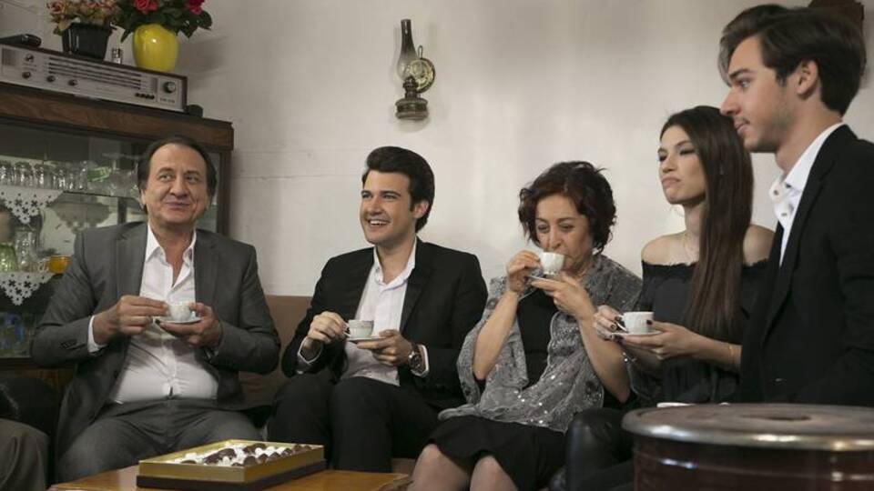 Hüsnü, ailecek Asiye'yi Metin'e istemeye gidiyor