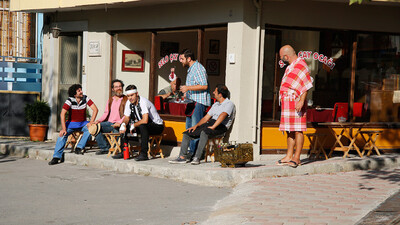 Esin'in sakarlığı Şevkat'i küplere bindiriyor