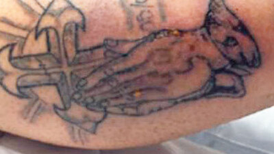 Dövme yaptırdıktan sonra yüzmek sonu oldu!