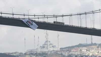 Beşiktaş'ın bayrağı köprülere asıldı