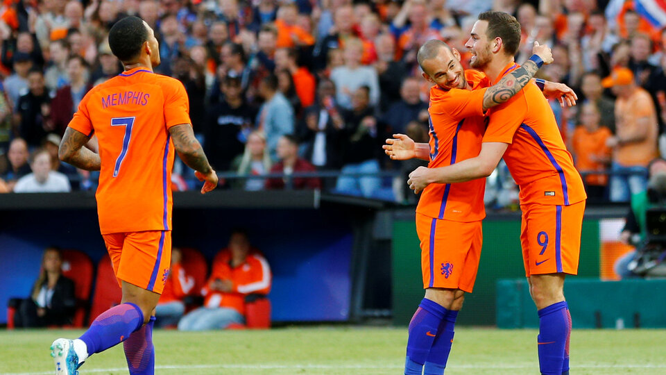 Sneijder, Van der Sar'ı yakaladı