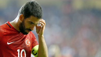 Arda Turan gazeteciye uçakta küfredip saldırdı!