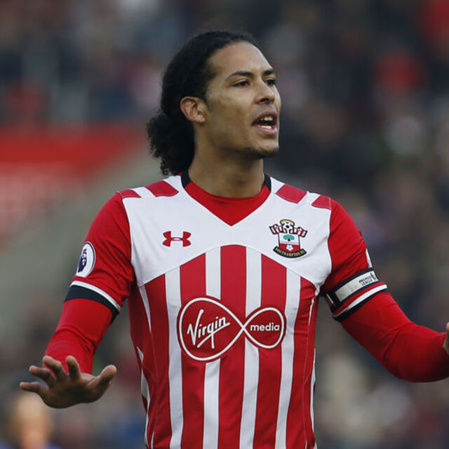 Liverpool'dan Van Dijk transferinde geri adım
