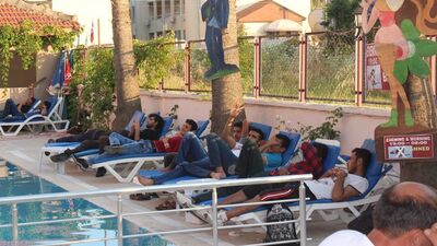 Havuz başında yakalandılar!