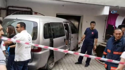 Sancaktepe'de araç eve daldı! 2 çocuk öldü