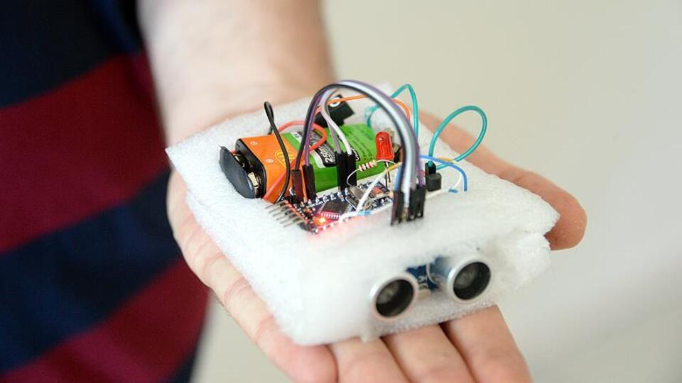 Görme engelliler için titreşimli uyarı cihazı geliştirildi! Önlerine engel çıktığında...