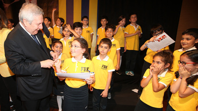 Aziz Yıldırım karne dağıttı