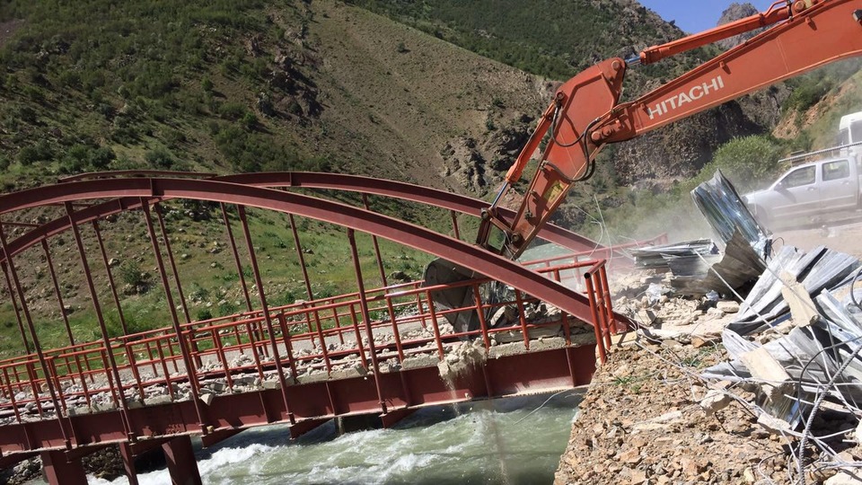 Yerleşim yeri bulunmayan vadide köprü!