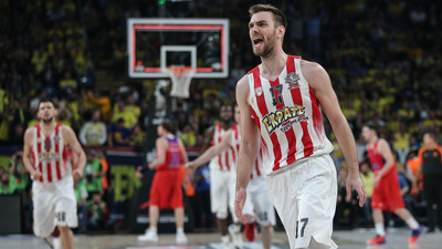 Olympiakos, Mantaris ile 3 yıl uzattı