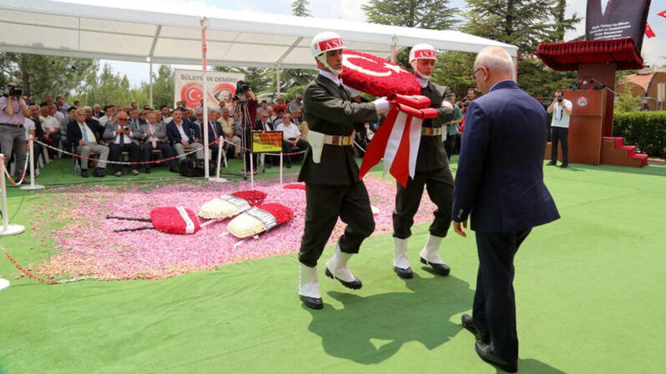 Süleyman Demirel mezarı başında anıldı