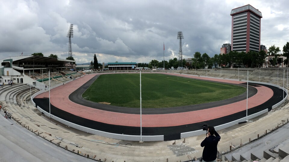 Atatürk Stadı'nda kapalı tribün de yıkılıyor
