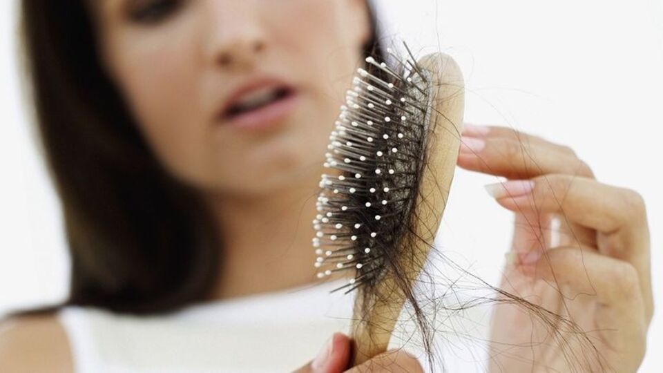 Dikkat! Artan saç dökülmesi hastalık habercisi!