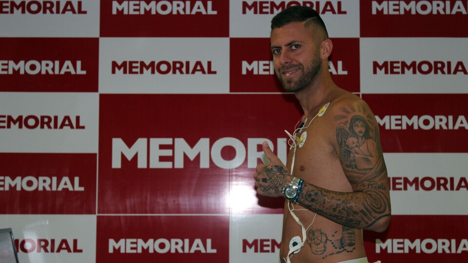 Menez resmi imzayı attı!