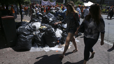 Yunanistan çöp yığınlarıyla boğuşuyor!