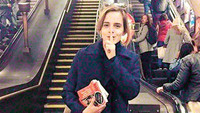 Emma Watson kitap dağıtıyor!
