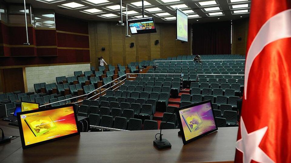 FETÖ'cü eski polis itiraf etti: Kur'an'a el bastırıp gösterdiler