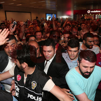 Gomis'in karşılanmasında ilginç anlar! O soruyu sordu...