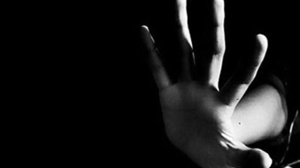 Aldatılan kadından sandalye ayağıyla akıl almaz intikam!