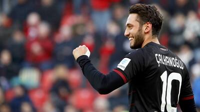 Hakan Çalhanoğlu resmen Milan'da!