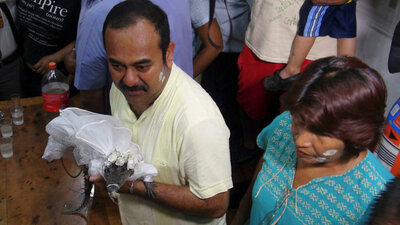 Belediye başkanı timsahla evlendi!