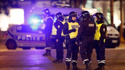 Fransa'da cami önünde silahlı çatışma