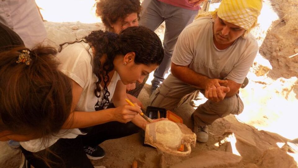 Kaymakam, 2 bin yıllık testide adının yazılı olduğunu görünce şoke oldu!