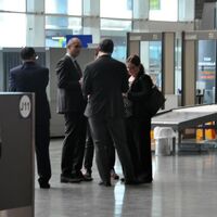 Ve ilk heyet geldi! Cihazları tek tek inceleyip...